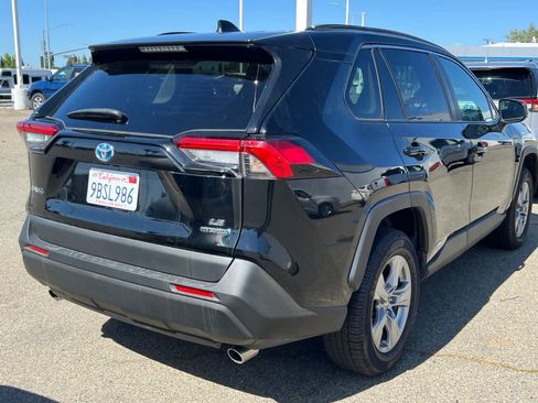Used 2022 Toyota RAV4 LE AWD/4WD image 4