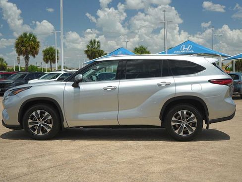 Used 2021 Toyota Highlander XLE AWD/4WD image 3