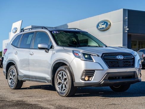 Used 2023 Subaru Forester Premium image 1