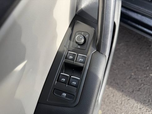 Used 2021 Volkswagen Tiguan SE image 12