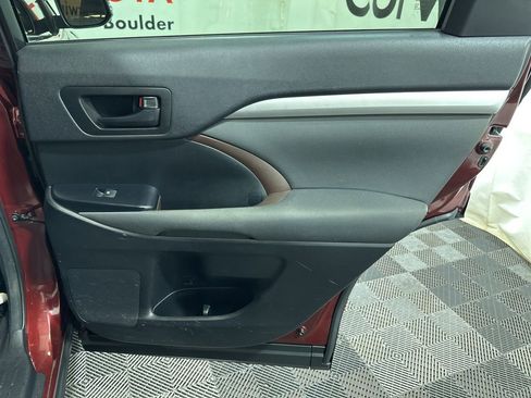 Used 2016 Toyota Highlander LE image 14