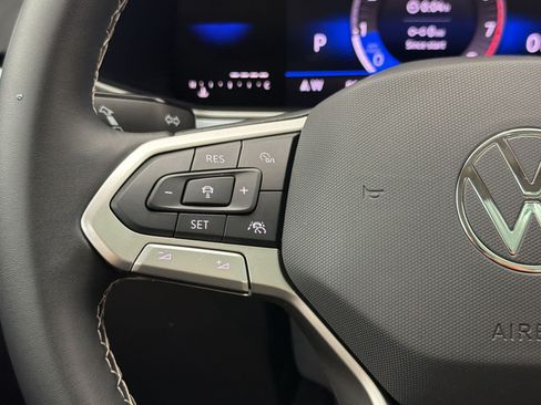 Used 2025 Volkswagen Taos SE w/ Panoramic Sunroof Package FWD image 16