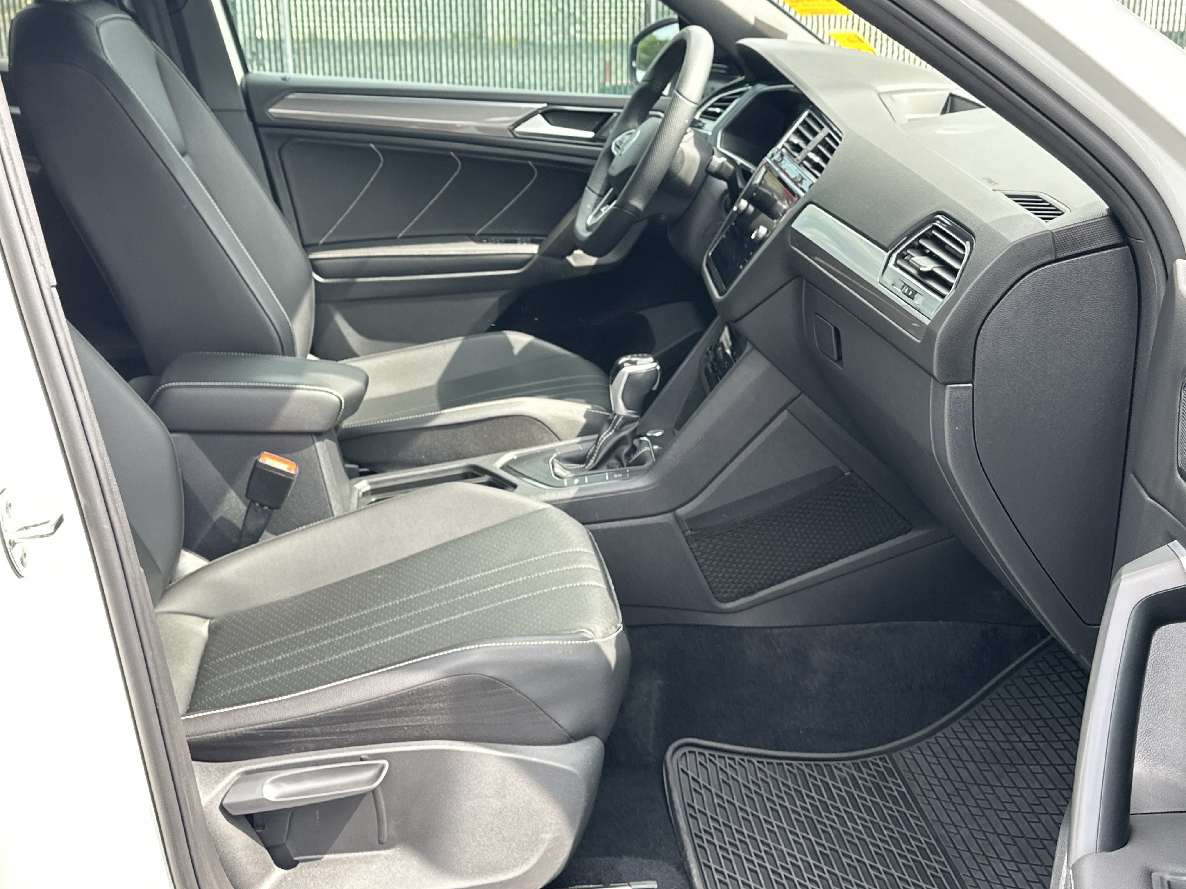 Used 2022 Volkswagen Tiguan SE R-Line FWD image 12