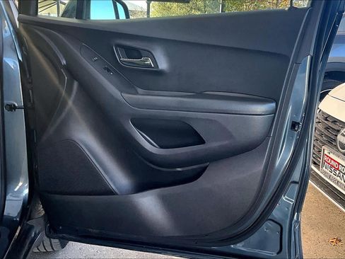 Used 2022 Chevrolet Trax LT w/ LT Convenience Package image 21