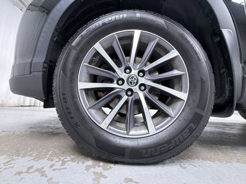 Used 2019 Toyota Highlander XLE AWD/4WD image 14