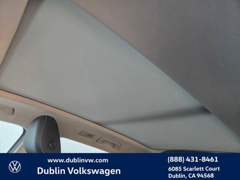 Used 2023 Volkswagen Taos SE w/ Panoramic Sunroof Package FWD image 17
