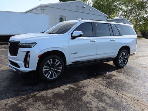 Used 2024 Cadillac Escalade ESV V AWD/4WD image 2