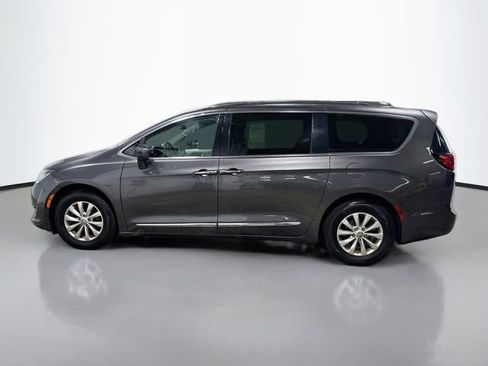 Used 2019 Chrysler Pacifica Touring-L FWD image 9