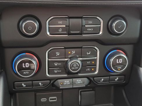 Used 2023 Chevrolet Tahoe Z71 w/ Luxury Package AWD/4WD image 23