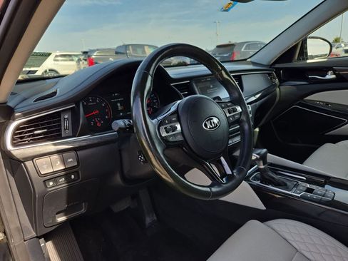Used 2018 Kia Cadenza Limited FWD image 2