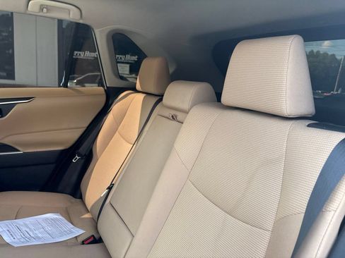 Used 2019 Toyota RAV4 LE FWD image 5