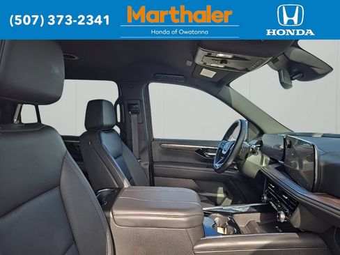 Used 2025 Chevrolet Suburban Z71 AWD/4WD image 19