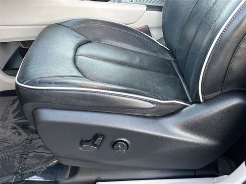 Used 2021 Chrysler Pacifica Limited w/ Uconnect Theater Family Group image 20