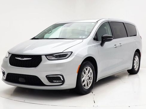 Used 2024 Chrysler Pacifica Touring-L image 5