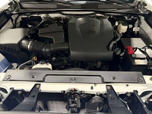 Used 2020 Toyota Tacoma SR5 AWD/4WD image 37
