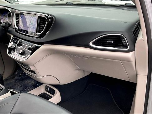 Used 2024 Chrysler Pacifica Touring-L image 12