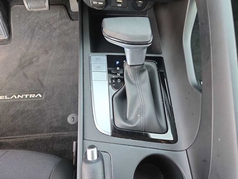 Used 2025 Hyundai Elantra SE FWD image 25