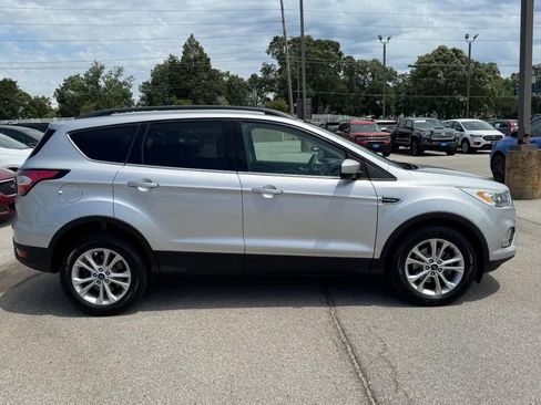 Used 2017 Ford Escape SE w/ Equipment Group 201A FWD image 2
