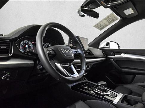 Certified 2025 Audi Q5 2.0T Premium w/ Convenience Plus Package image 10