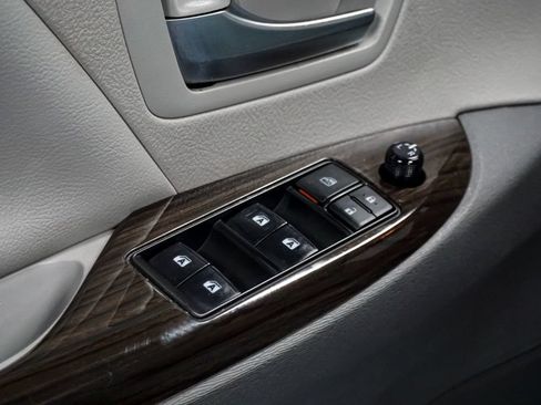 Used 2019 Toyota Sienna XLE Premium FWD image 63