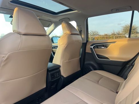 Used 2021 Toyota RAV4 Limited image 14