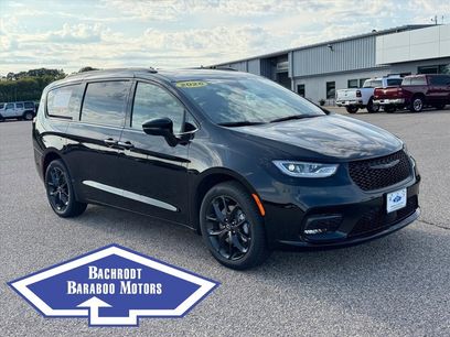 New 2026 Chrysler Pacifica Limited w/ S Appearance Package