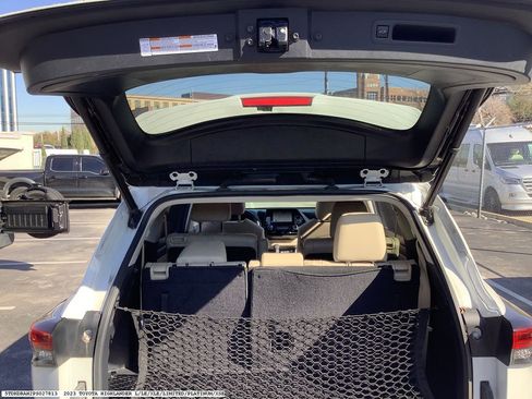 Used 2023 Toyota Highlander XLE image 14