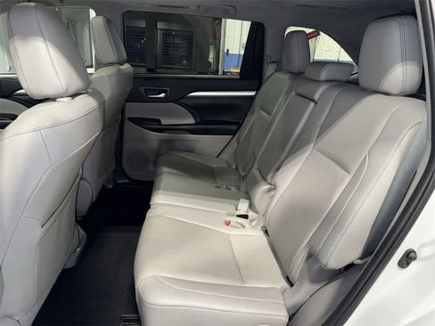 Used 2019 Toyota Highlander XLE image 17