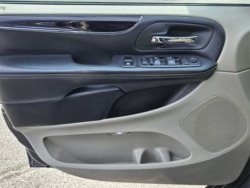 Used 2019 Dodge Grand Caravan SXT image 25