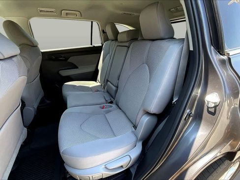 Used 2023 Toyota Highlander LE FWD image 19