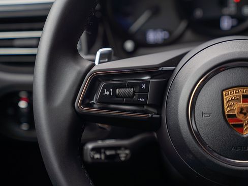Used 2026 Porsche Macan AWD/4WD image 7