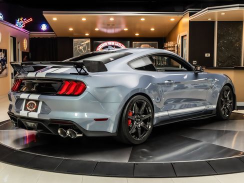 Used 2022 Ford Mustang Shelby GT500 w/ Carbon Fiber Track Pack RWD image 12
