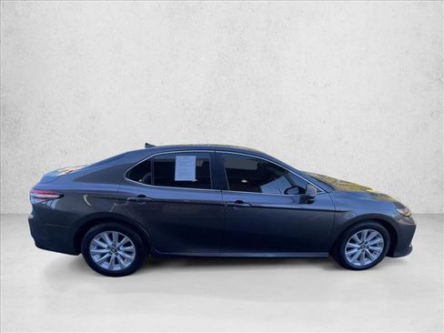 Used 2019 Toyota Camry LE image 4