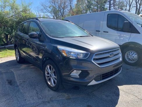 Used 2018 Ford Escape SE image 2