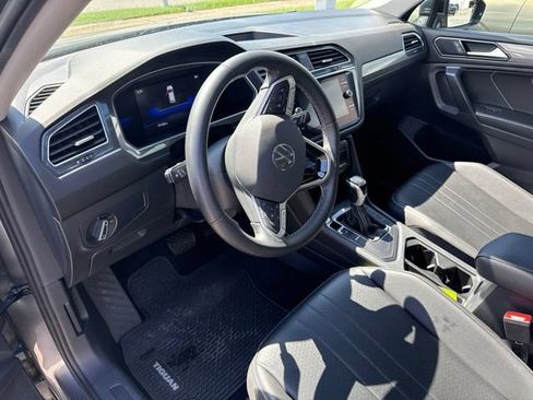 Used 2022 Volkswagen Tiguan SE w/ Panoramic Sunroof Package FWD image 22