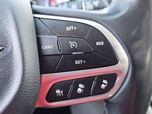 Used 2023 Chrysler Pacifica Limited AWD/4WD image 12