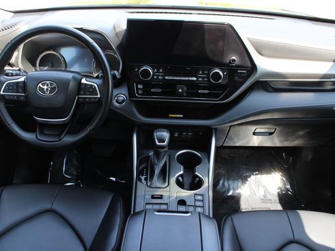 Used 2023 Toyota Highlander XLE AWD/4WD image 16