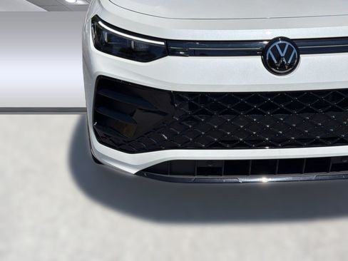 Used 2026 Volkswagen Tiguan SE R-Line FWD image 6
