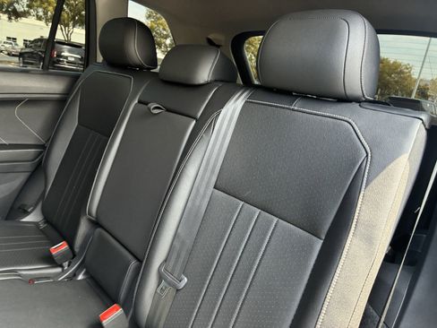 Used 2023 Volkswagen Tiguan SE FWD image 12