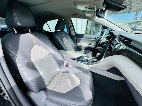 Used 2019 Toyota Camry XLE image 16