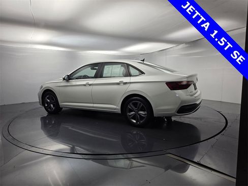 Used 2023 Volkswagen Jetta SE image 6