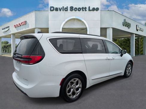 Used 2023 Chrysler Pacifica Limited FWD image 7