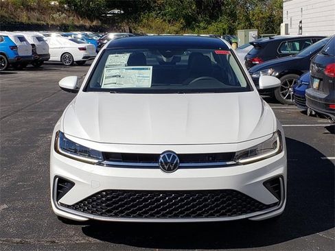 New 2025 Volkswagen Jetta SE image 5