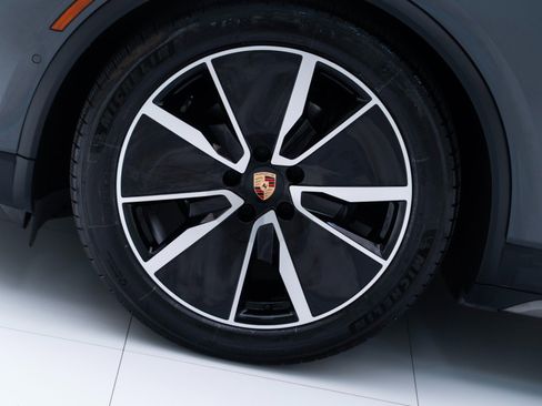 Certified 2025 Porsche Macan Electric RWD image 12