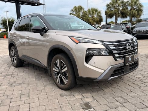 Used 2025 Nissan Rogue SL w/ Tech Package AWD/4WD image 6