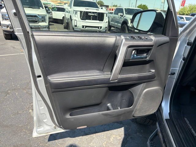 Used 2017 Toyota 4Runner SR5 AWD/4WD image 16
