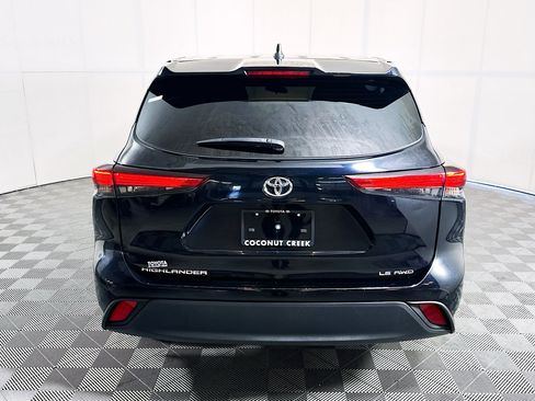 Used 2023 Toyota Highlander LE AWD/4WD image 4