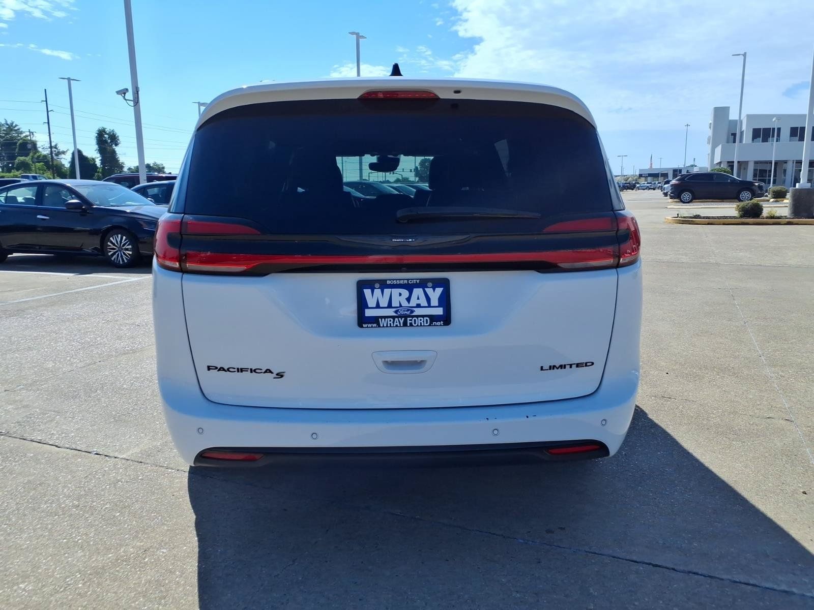 Used 2025 Chrysler Pacifica Limited FWD image 3