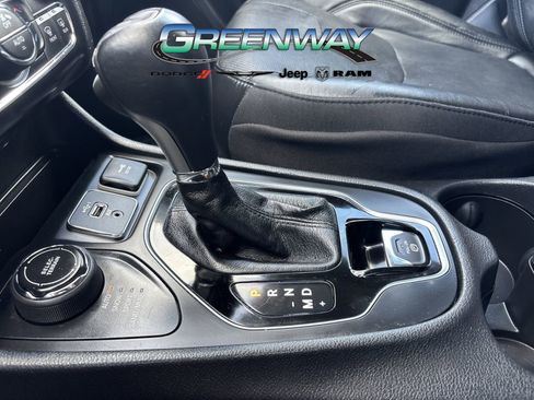 Used 2020 Jeep Cherokee Limited image 17