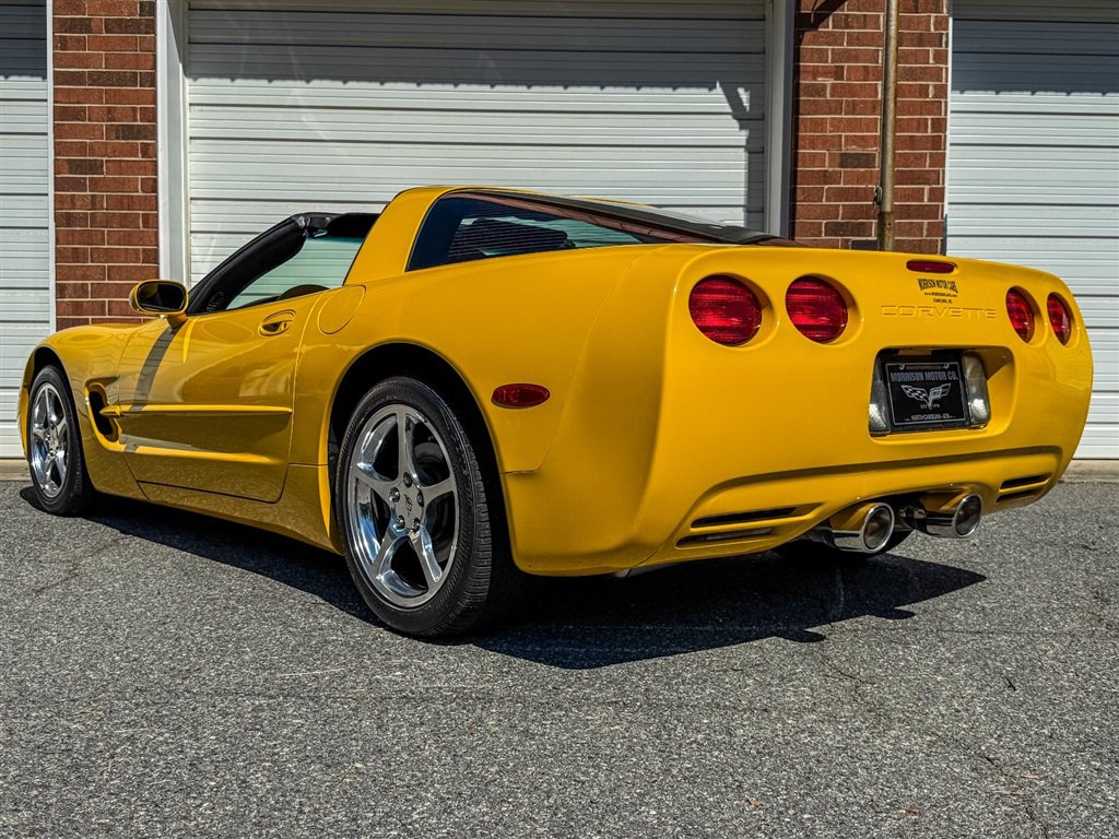 Used 2003 Chevrolet Corvette Coupe w/ Preferred Equipment Group RWD image 24